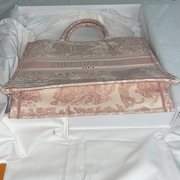 LARGE DIOR BOOK TOTE
Pink Toile de Jouy Embroidery - Picture 4 of 10